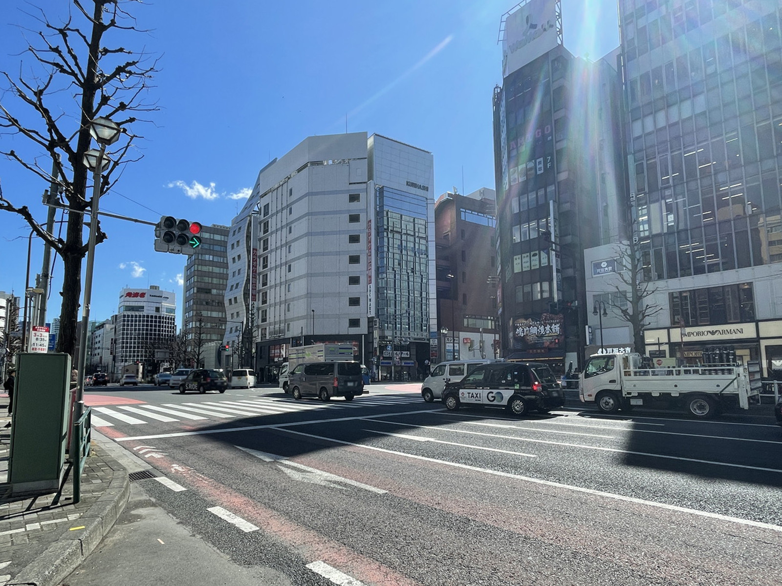 新宿CENTER COURT前面の靖国通り