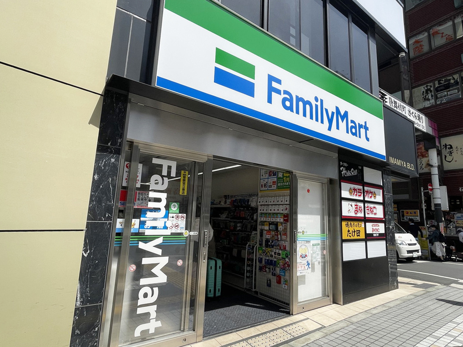 徒歩2分のファミリーマート歌舞伎町1丁目店