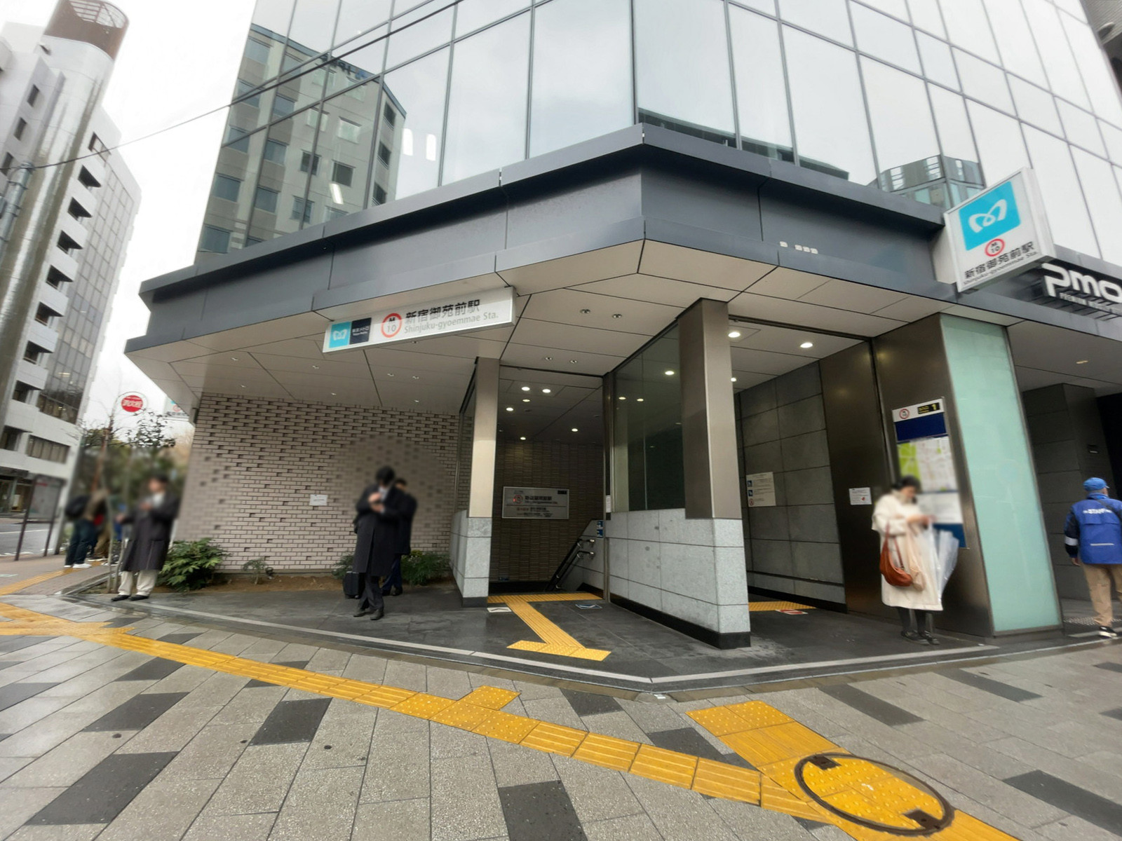 徒歩圏内の「新宿御苑前駅」
