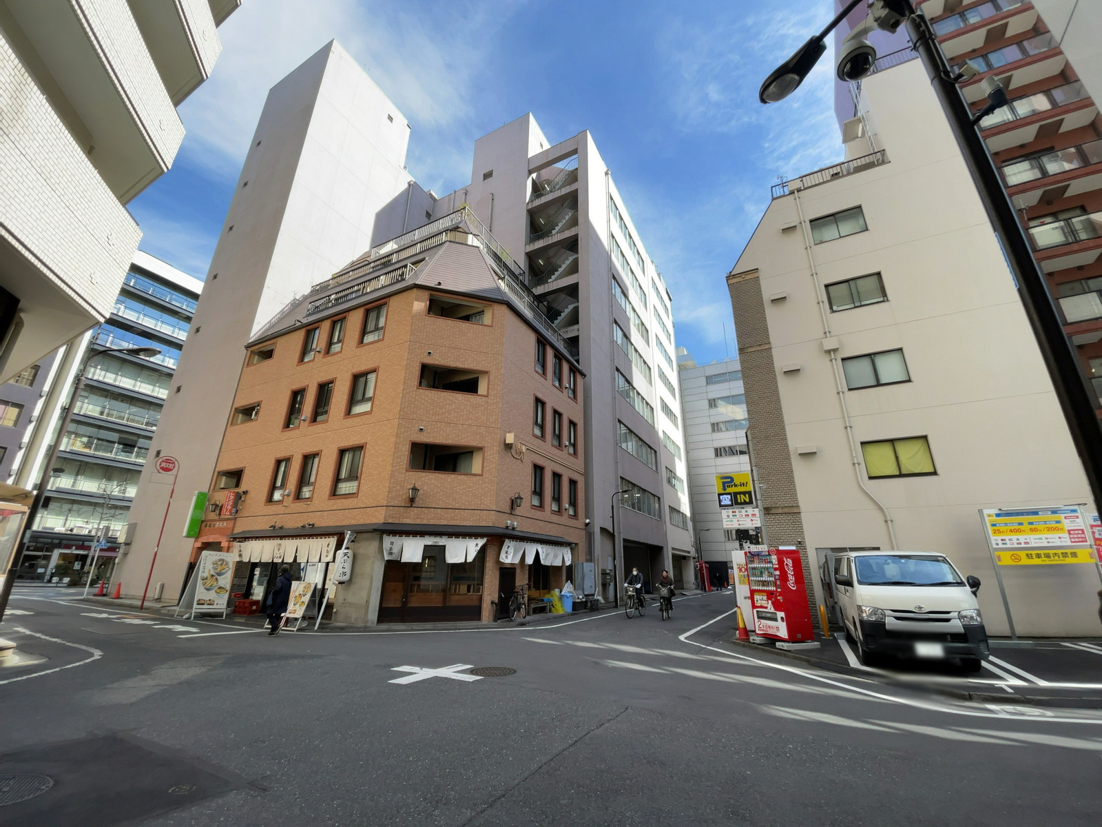 壱丁目参番館前面の通り