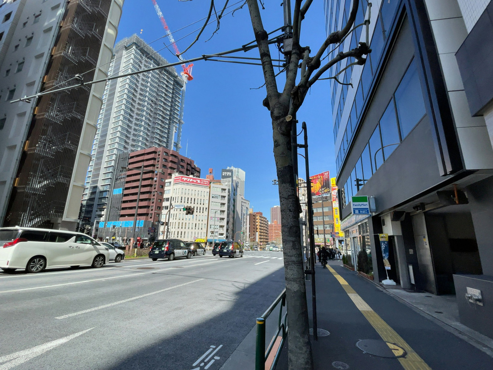 グランファースト新宿御苑前面の通り