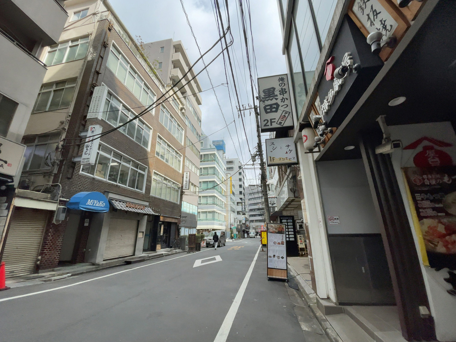 山崎西新宿ビル前面の通り