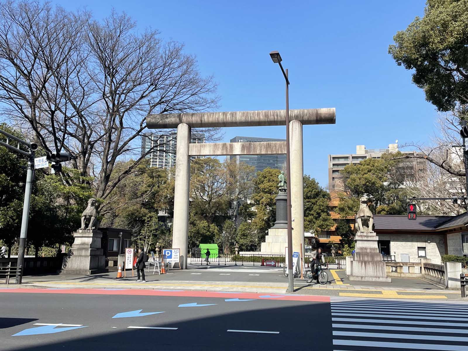 近くの石鳥居（靖国神社）