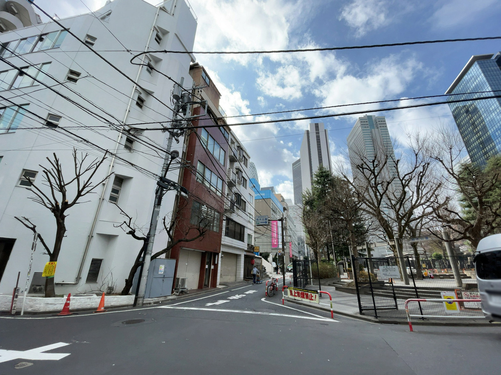 アパライトビル前面の通り