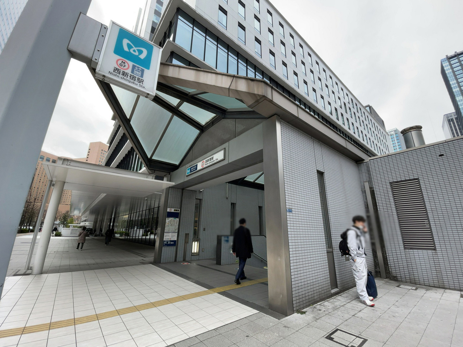 最寄りの「西新宿駅」