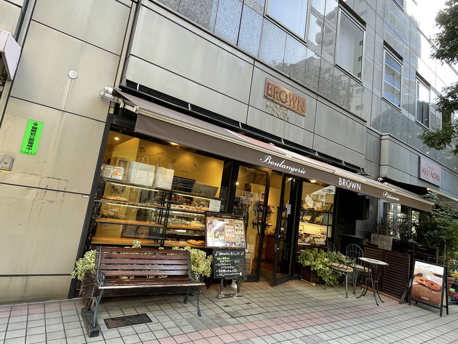 周辺には飲食店が点在