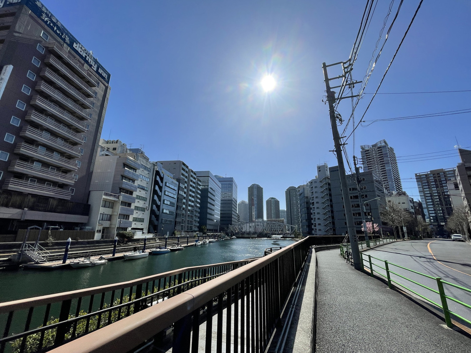 亀島川沿いに立地
