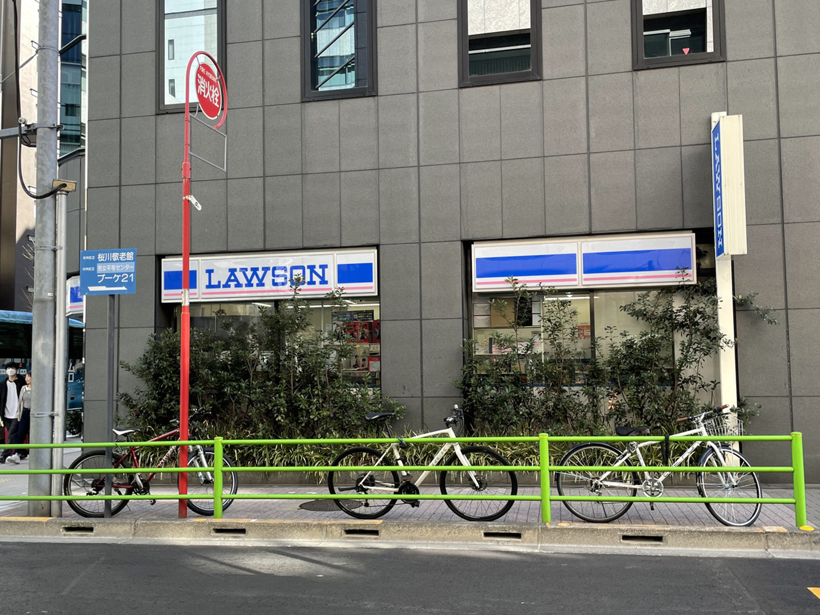 徒歩3分のローソン八丁堀4丁目店