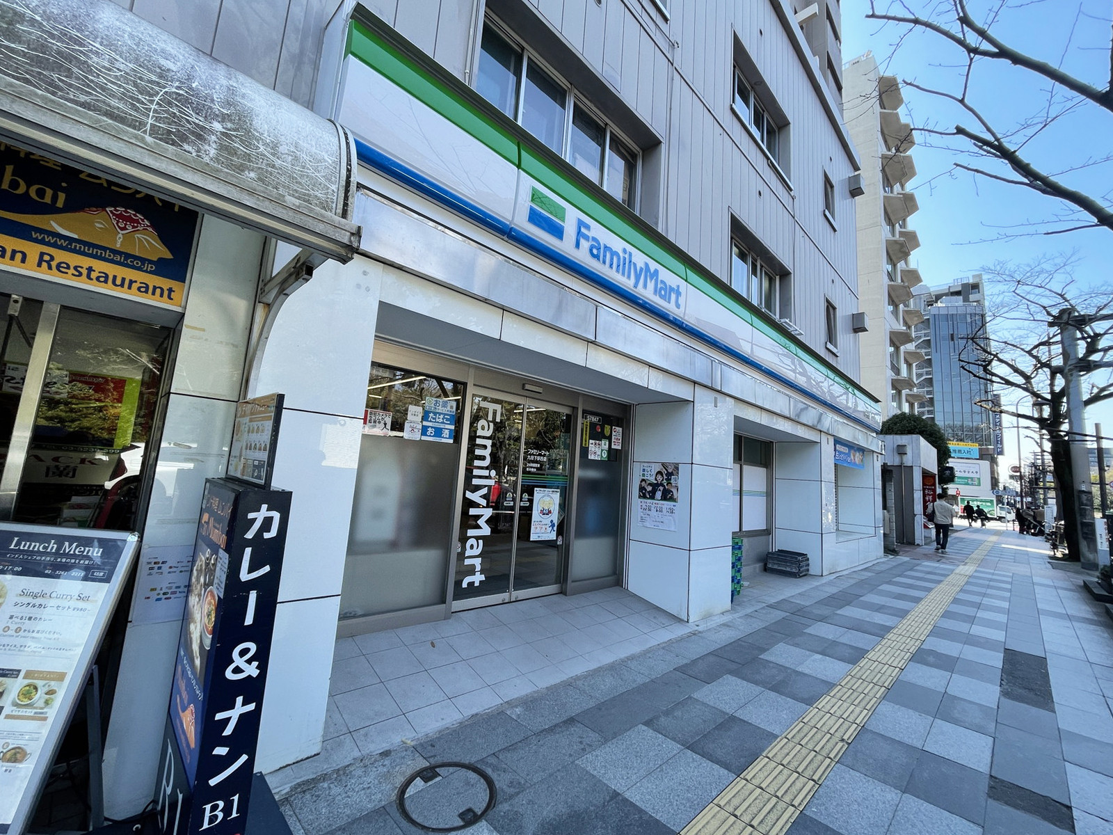 徒歩2分のファミリーマート 九段下駅西店