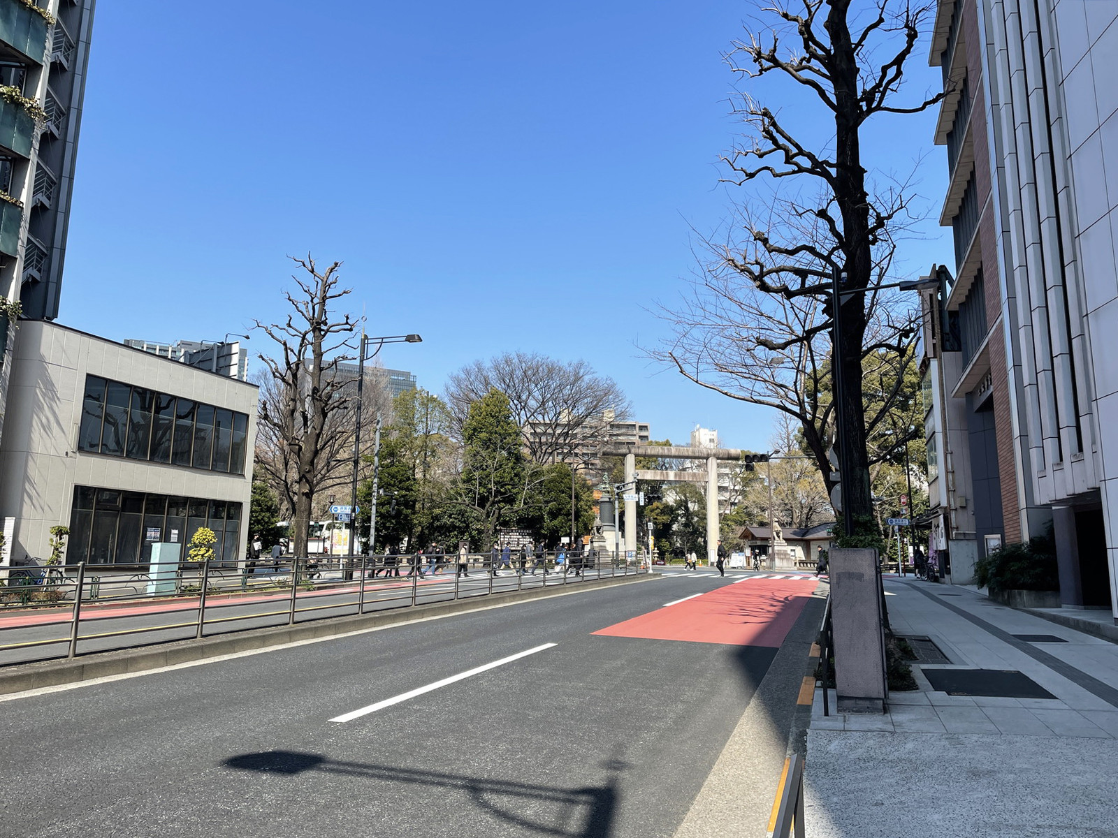平安堂ビル前面の内堀通り