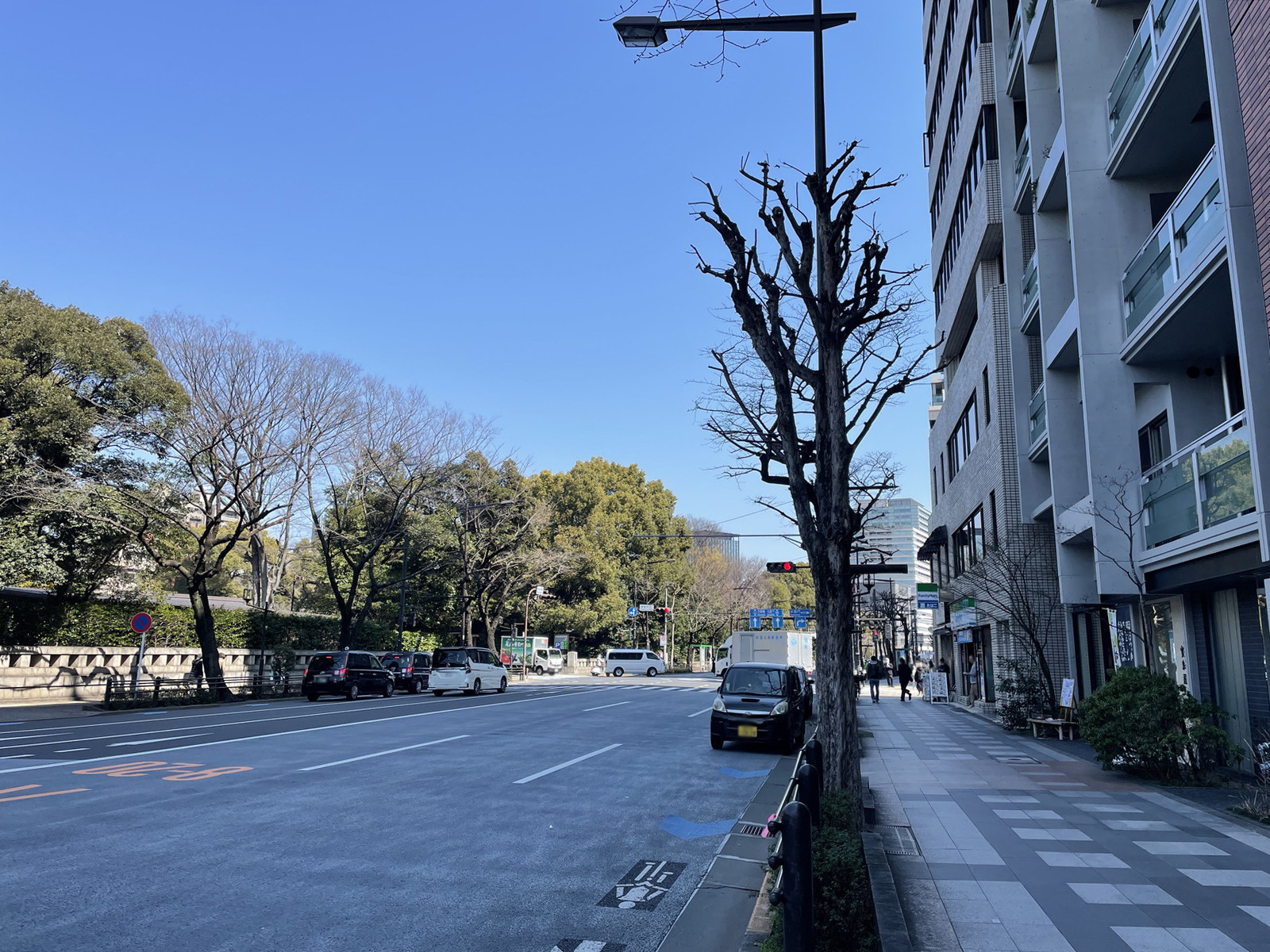 三和九段ビル前面の靖国通り