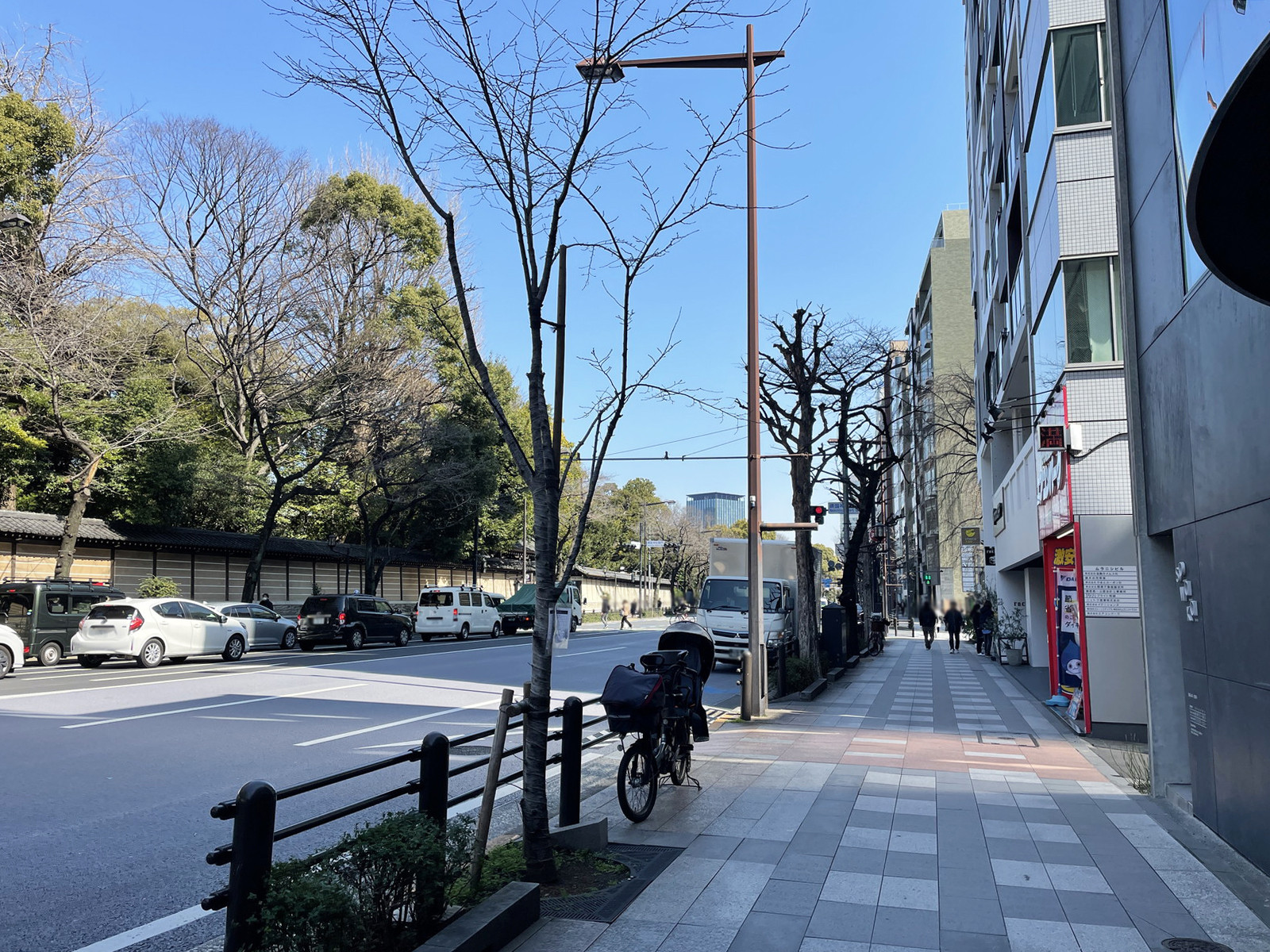九段南グリーンビル前面の靖国通り
