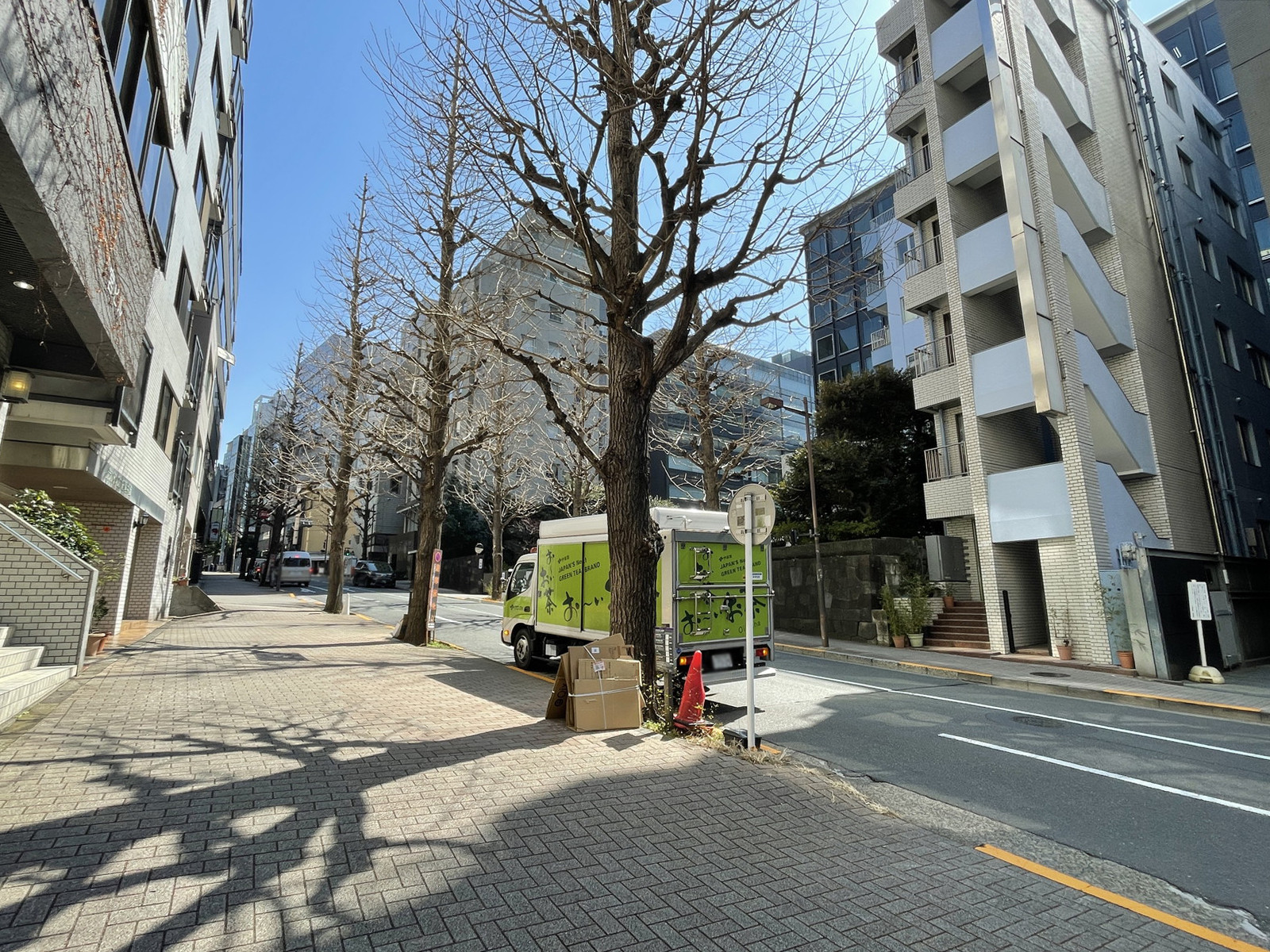 新麹町ビル前面の紀尾井坂