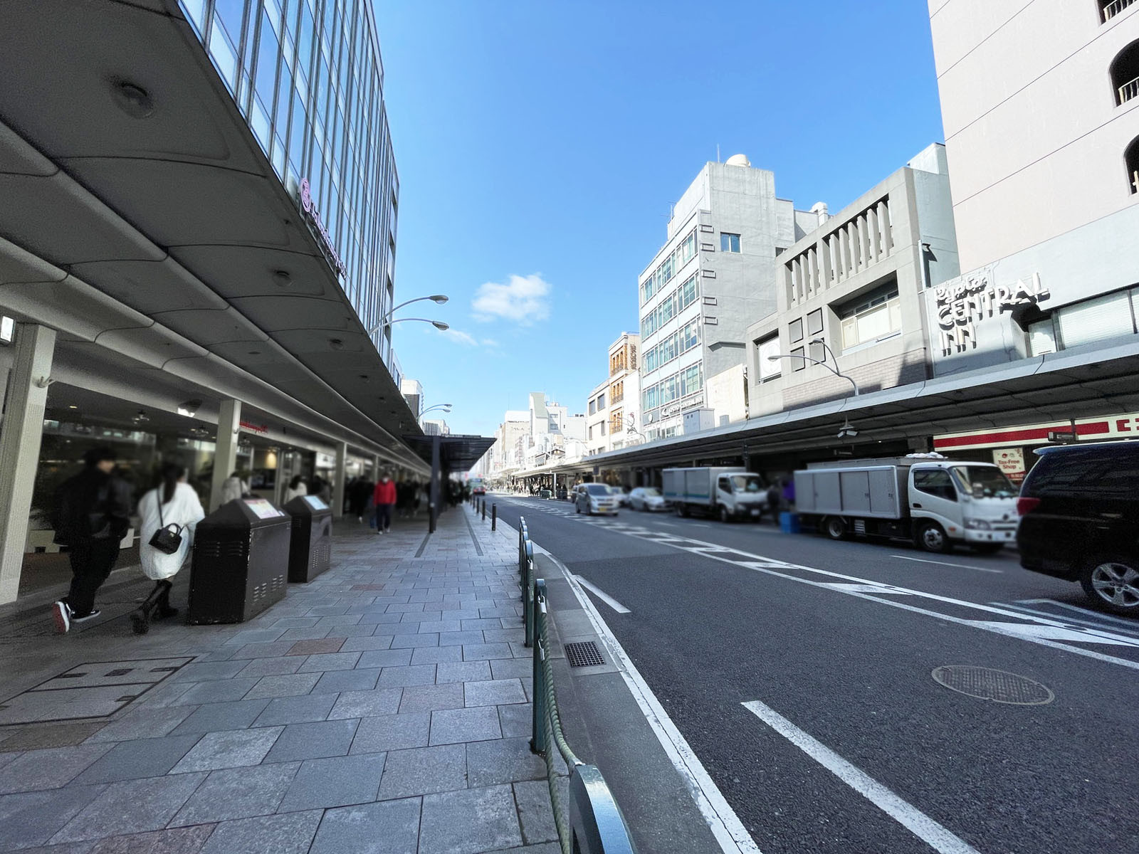 SHICATA BLDG前面の通り