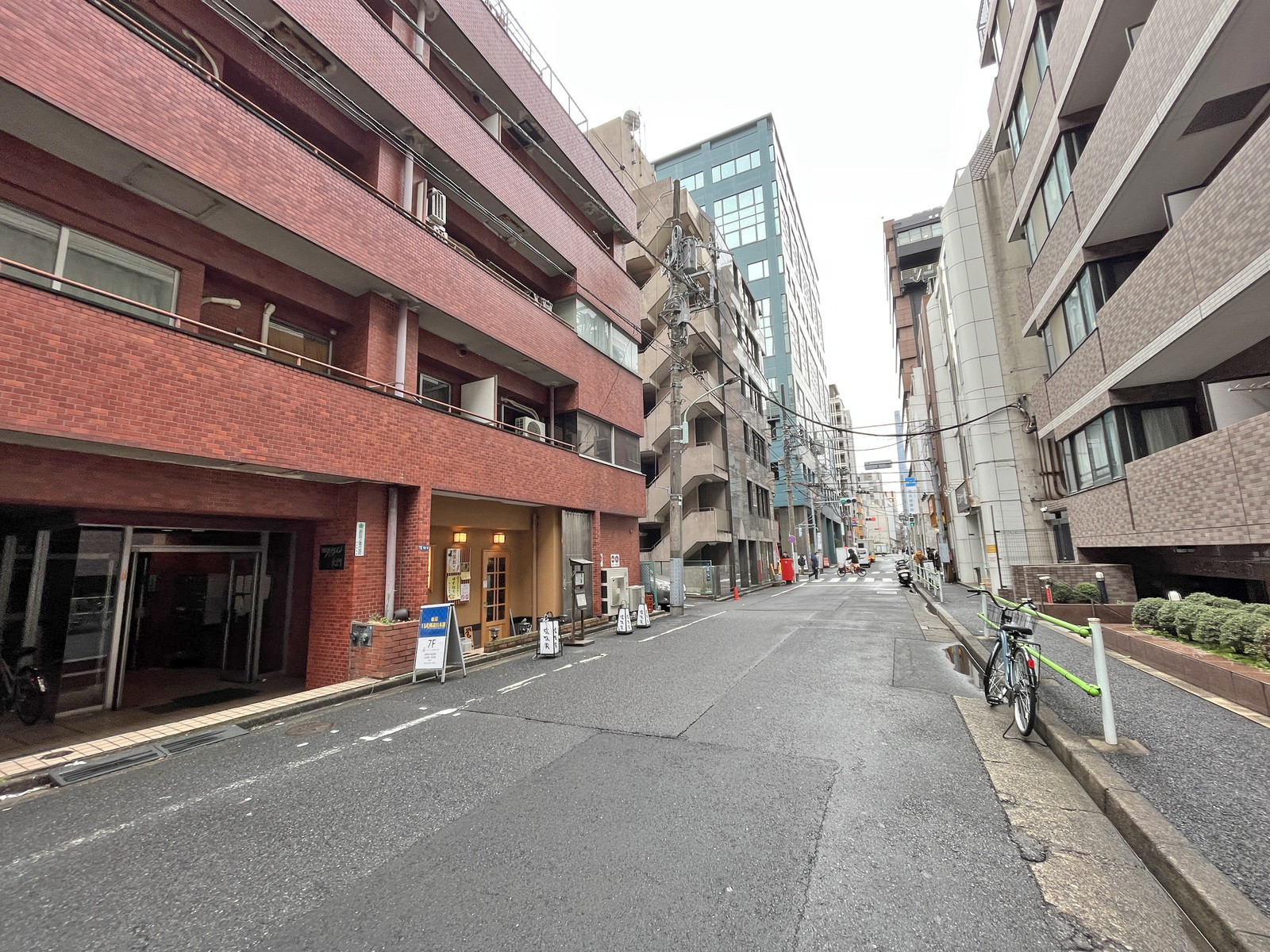 アドビルアネックス前面通り