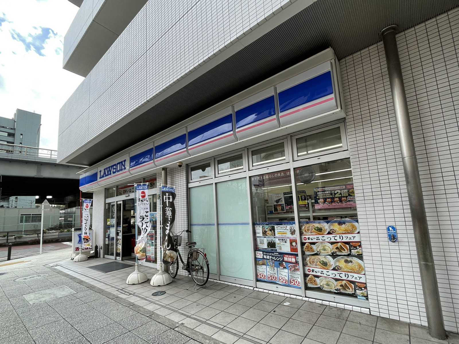 徒歩1分のローソン新横浜スタジアム通り店