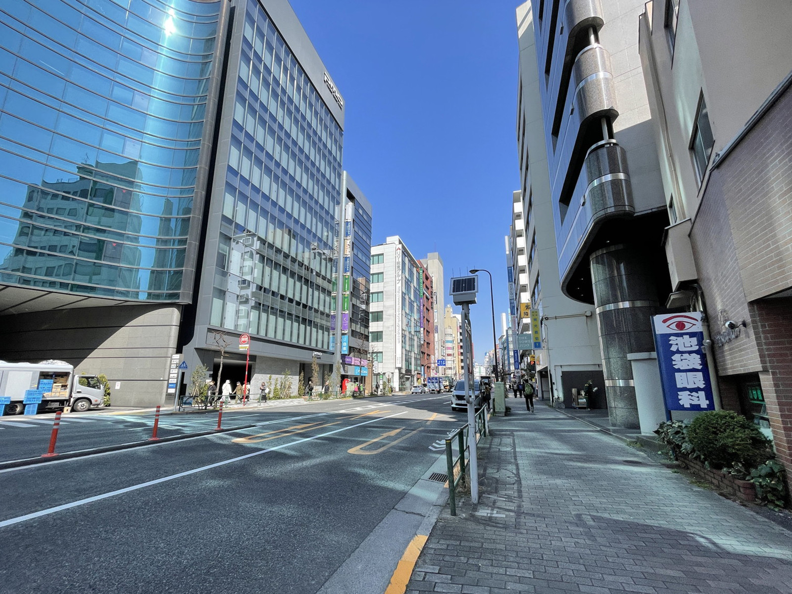 JRE南池袋ビル前面の通り