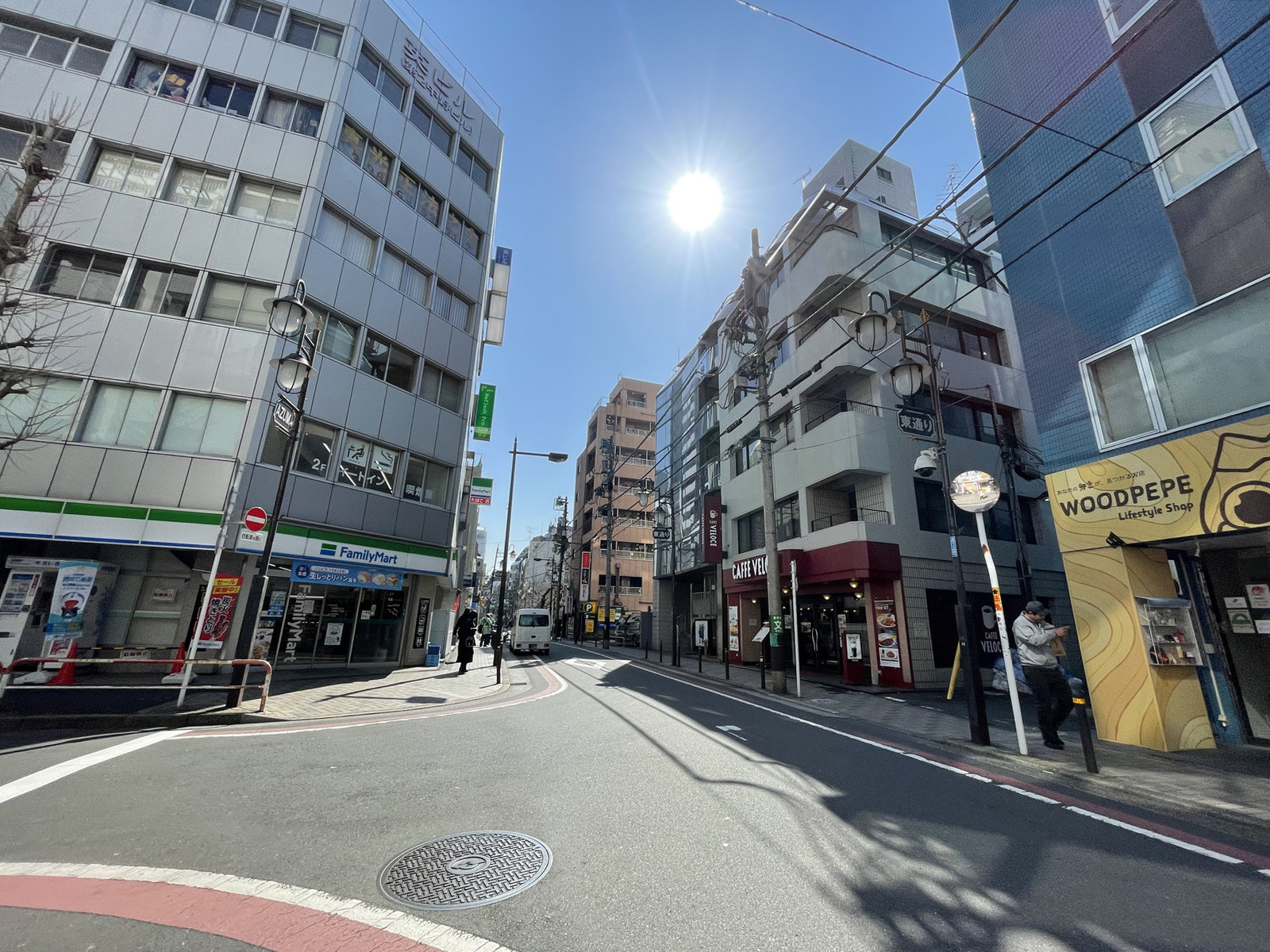 英ビル前面の通り
