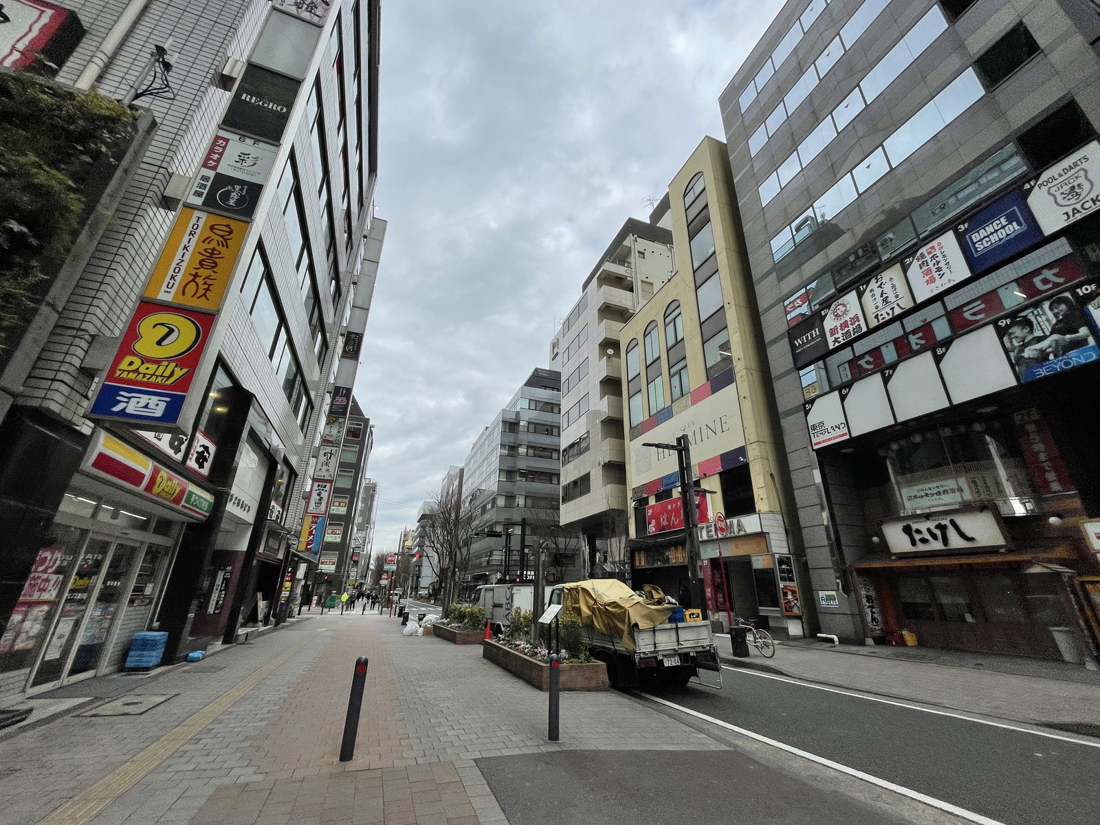 ウィズ新横浜前面の通り