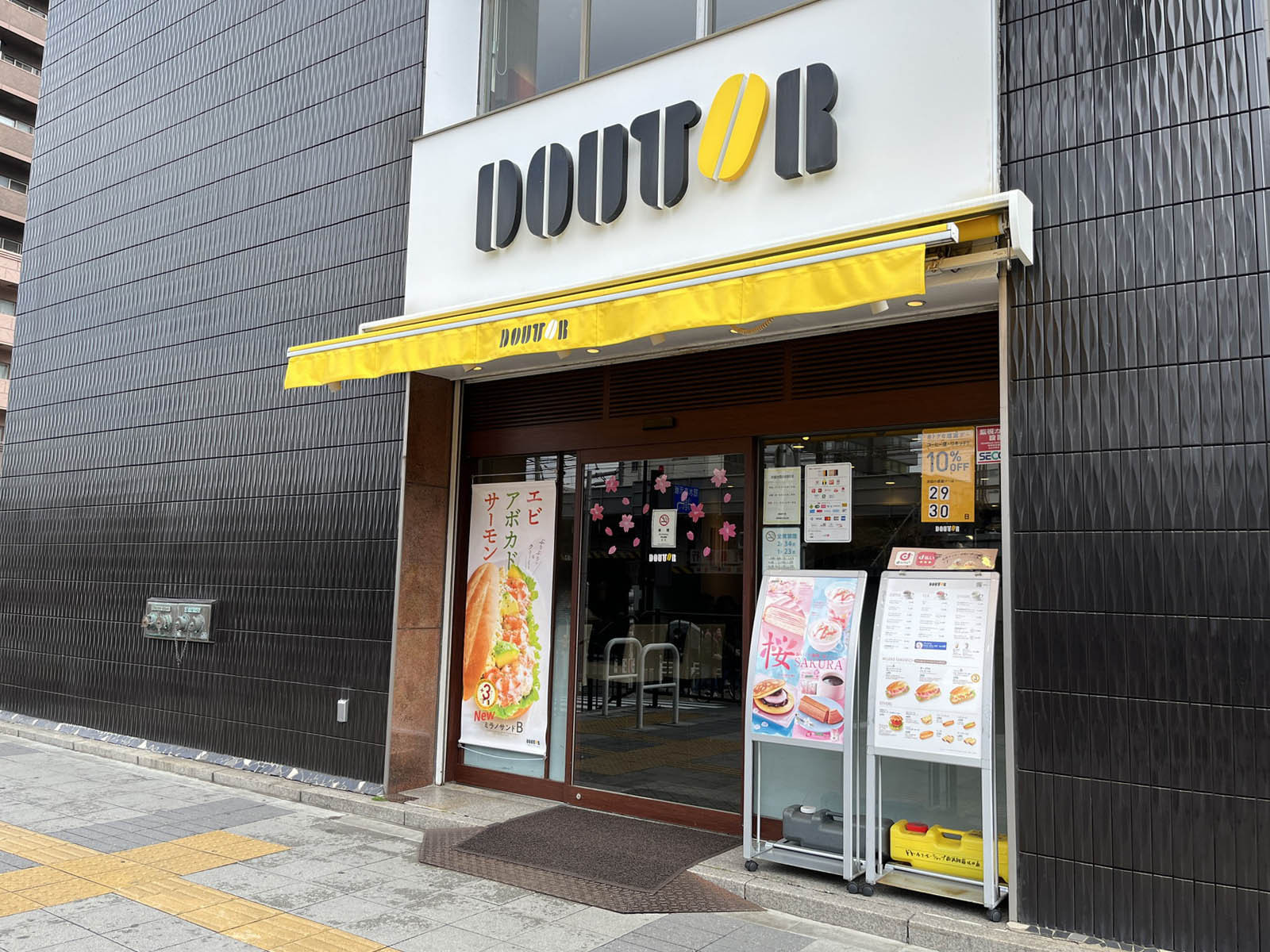 並びのドトールコーヒーショップ西武新宿北口店