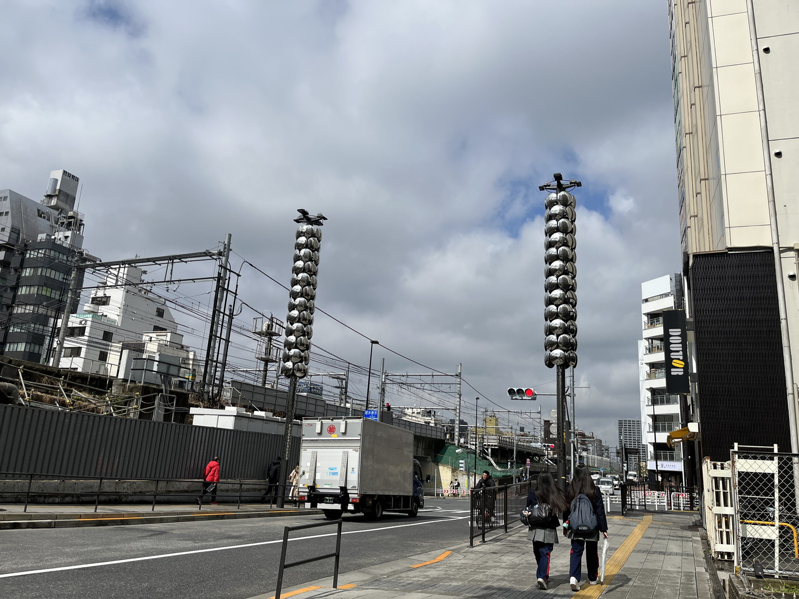 KM新宿ビル前面の通り