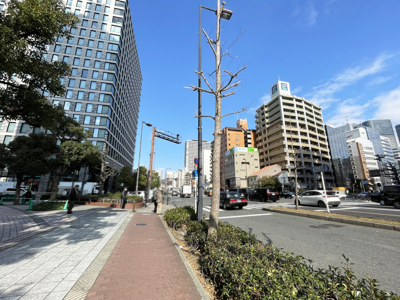 江戸堀センタービル前面のなにわ橋筋