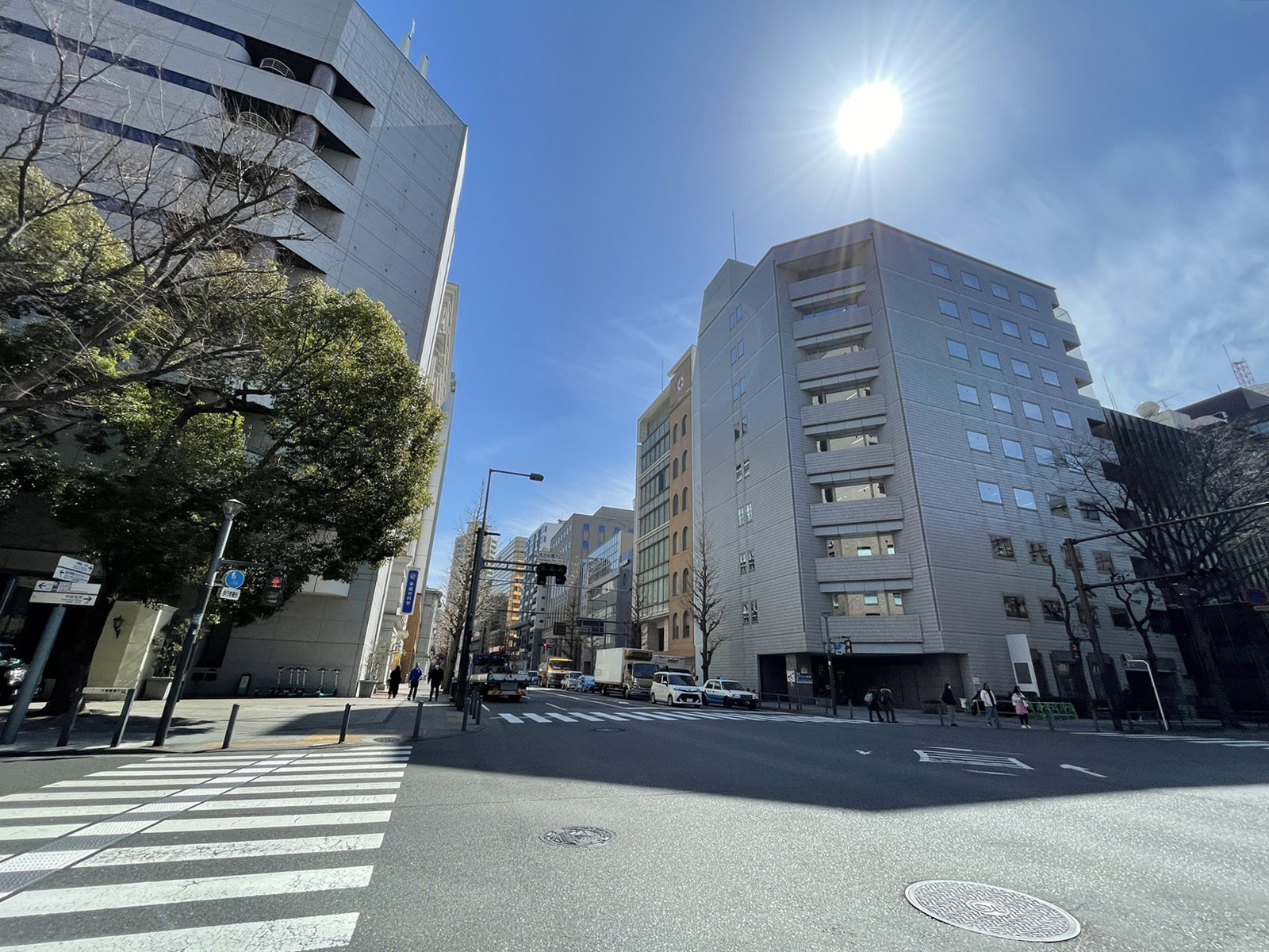 Yokohama Bayside Building前面の通り