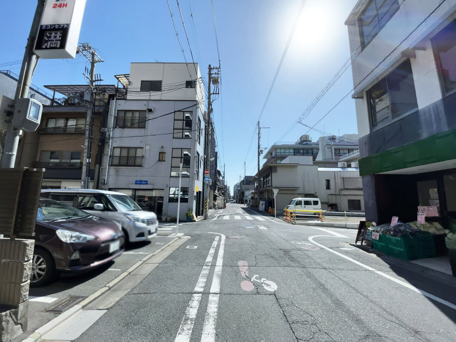 くろちく六角ビル前面の通り