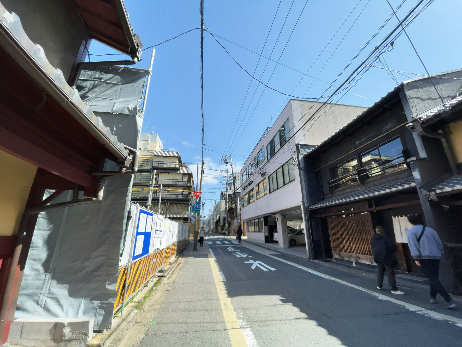 オフィス5ビル前面の通り
