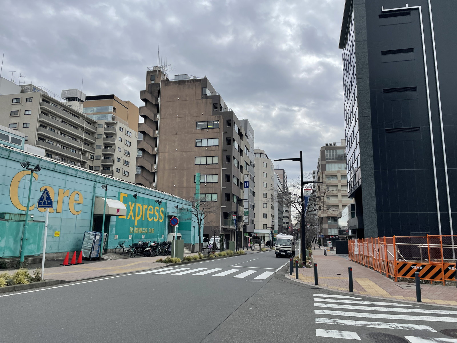 新横浜成田ビル前面の通り