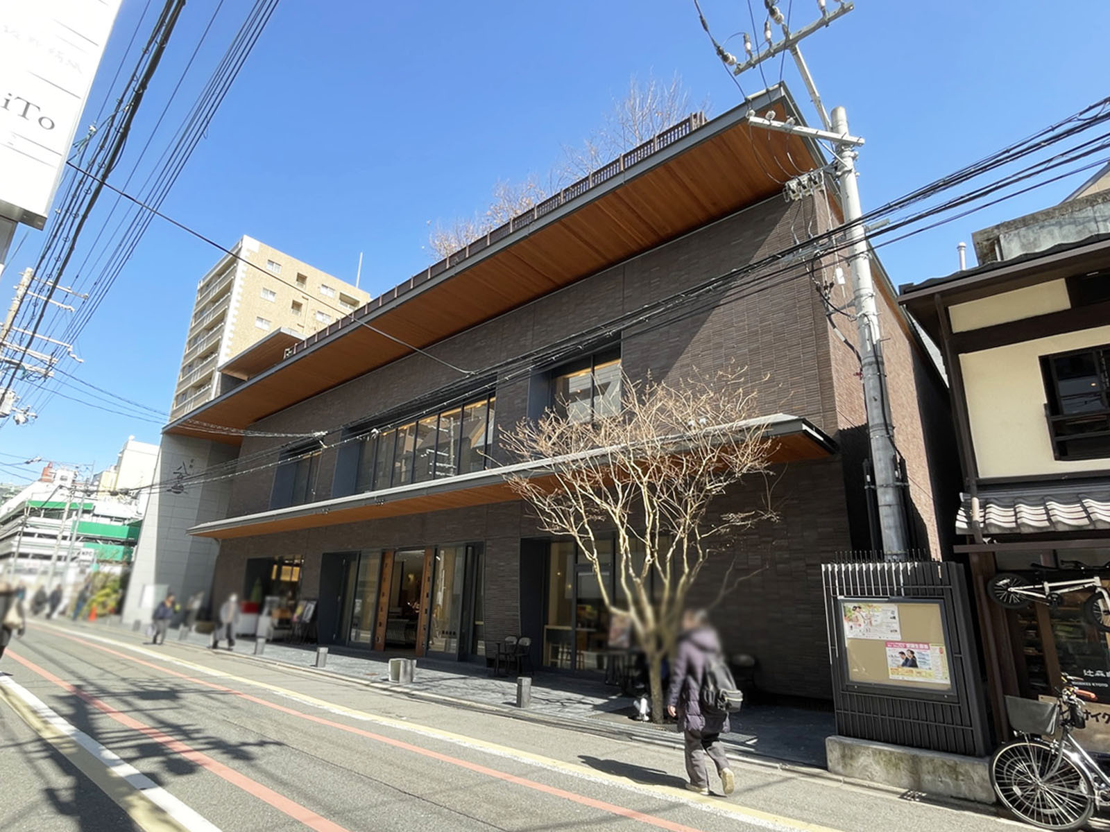 向かいの京都八百一本館
