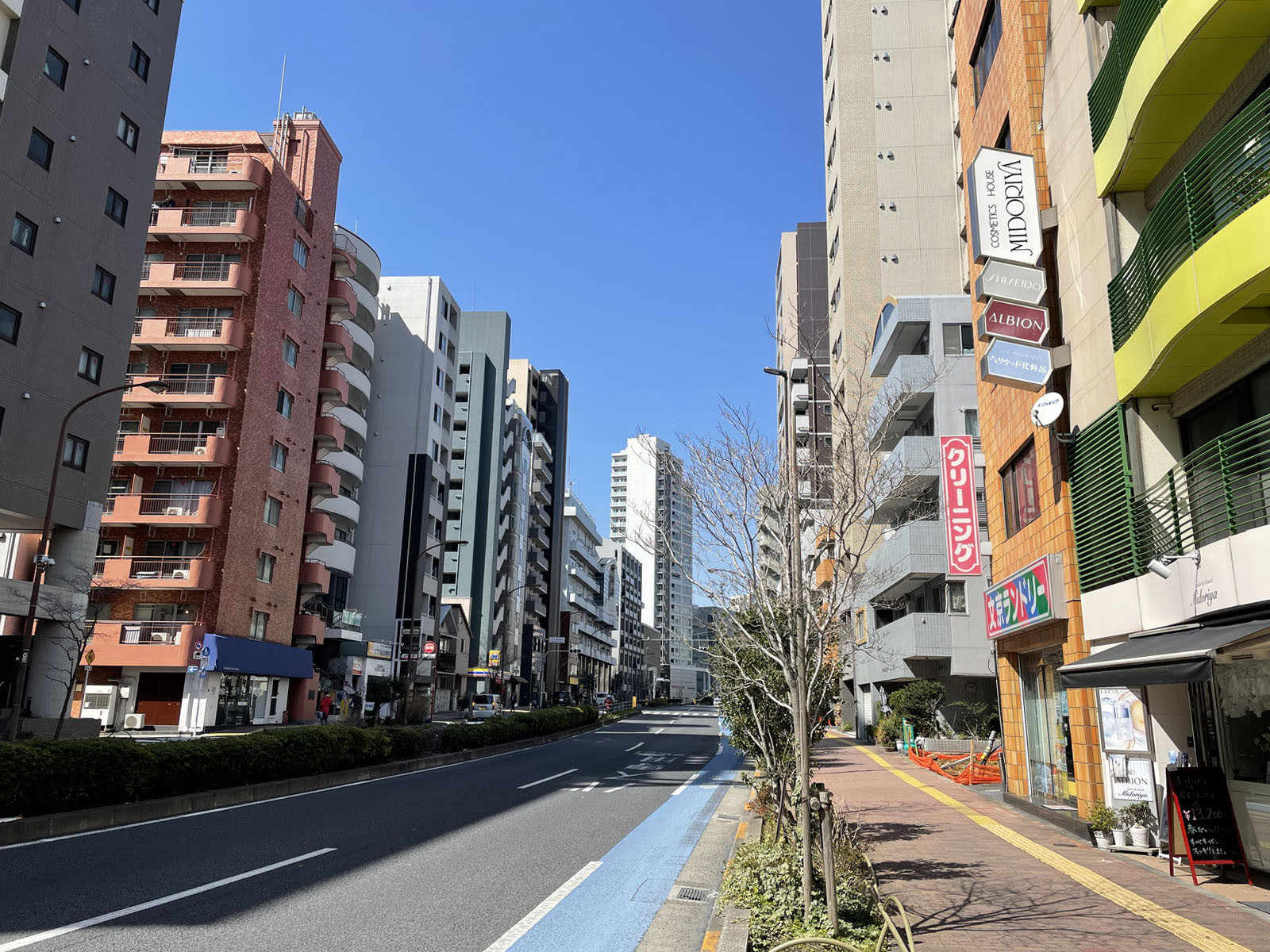 芳文堂ビル前面の春日通り