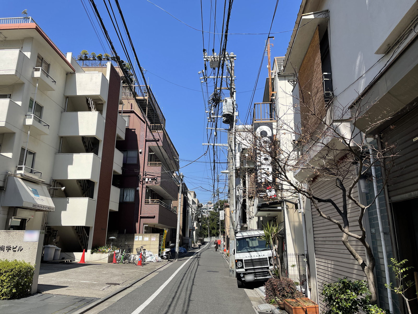 春日尚学ビル前面の通り