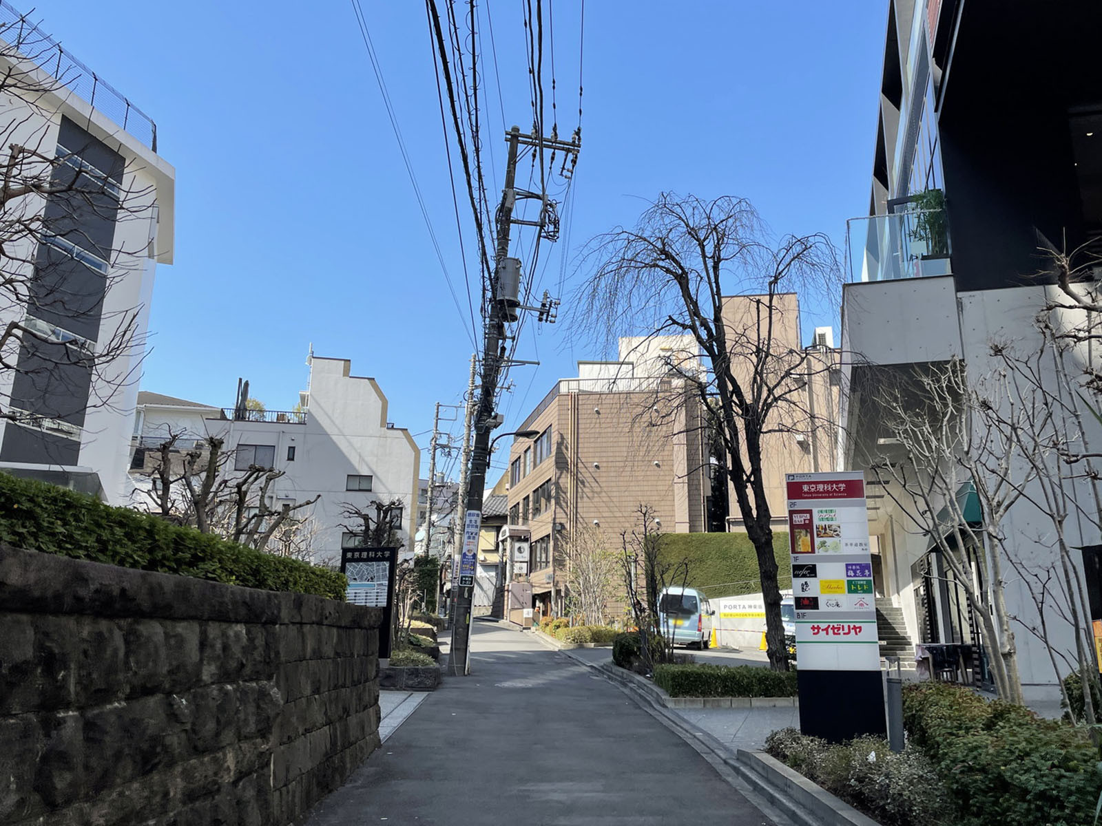 神楽坂結城ビル前面の通り