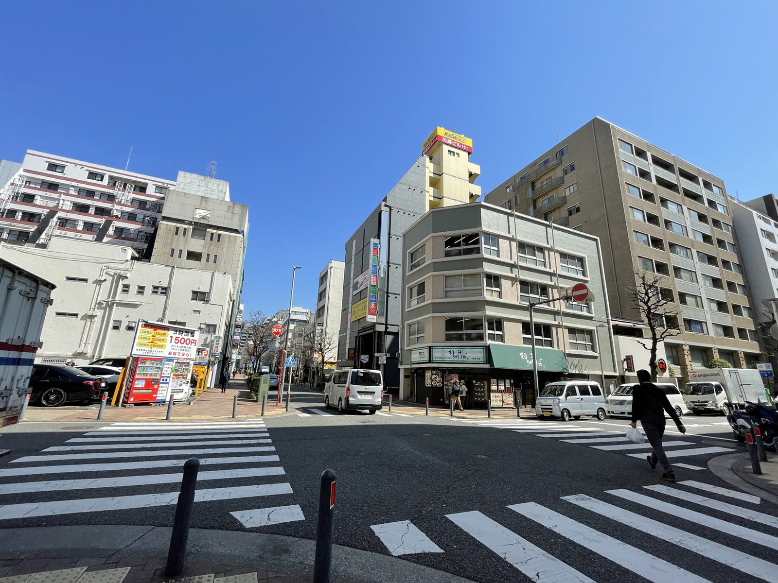 松栄関内ビル前面の通り