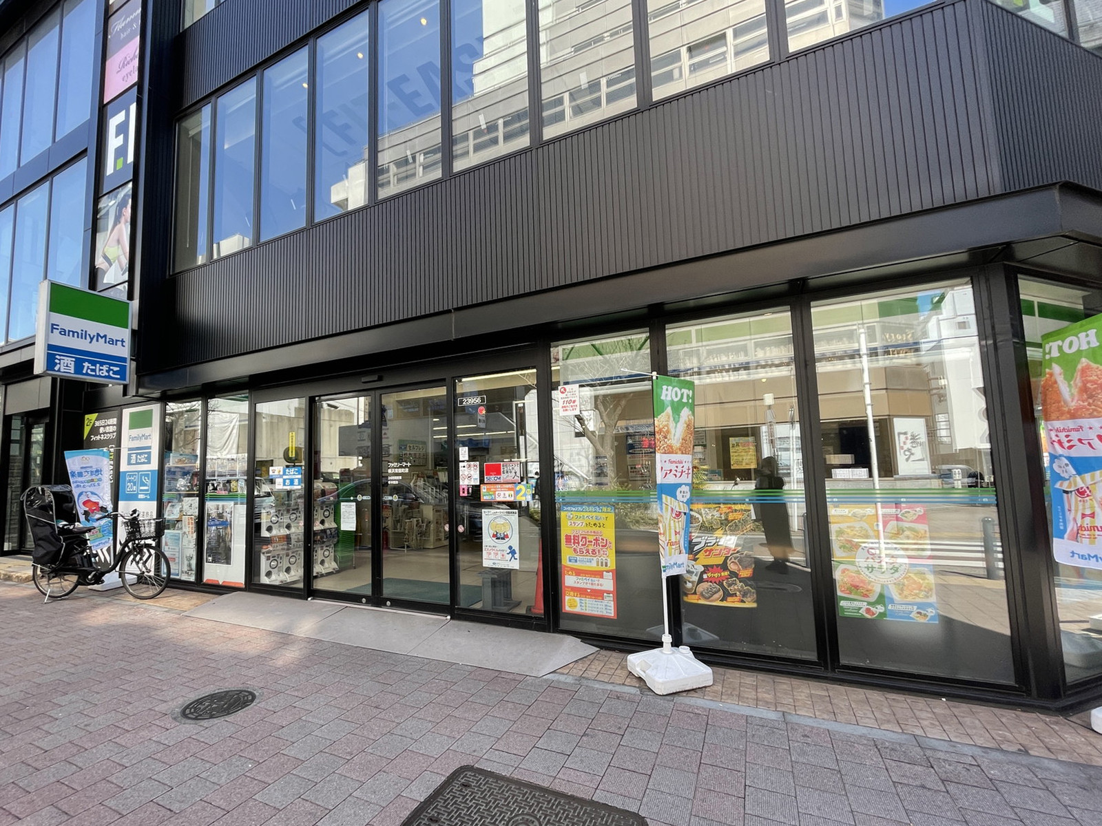 向かいのファミリーマート横浜常盤町店