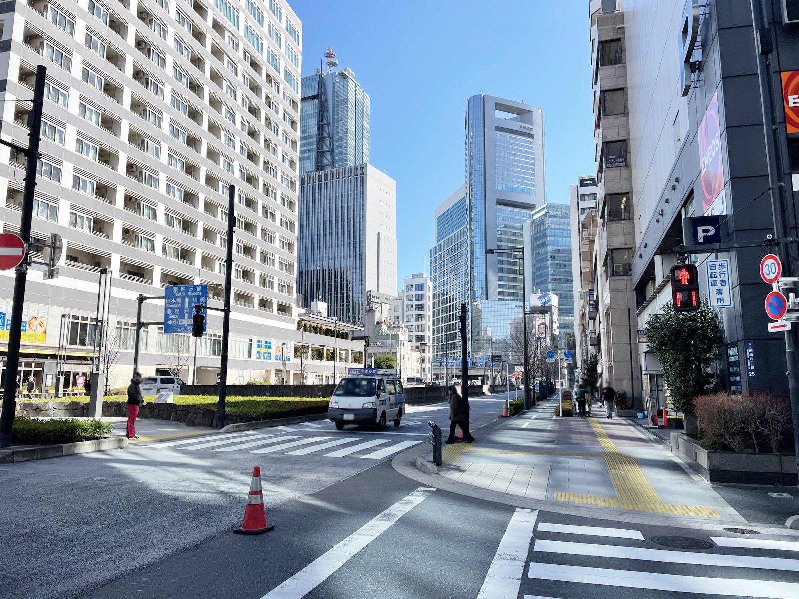 AIBA SHIMBASHI TOWER前面の新虎通り