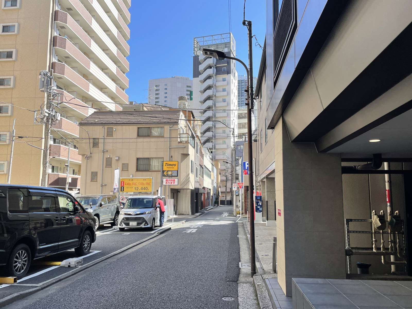 新橋安達ビル前面の通り