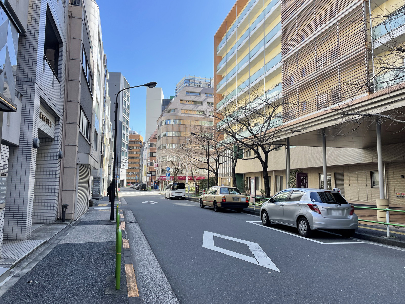 REGRARD SHIMBASHI前面の通り