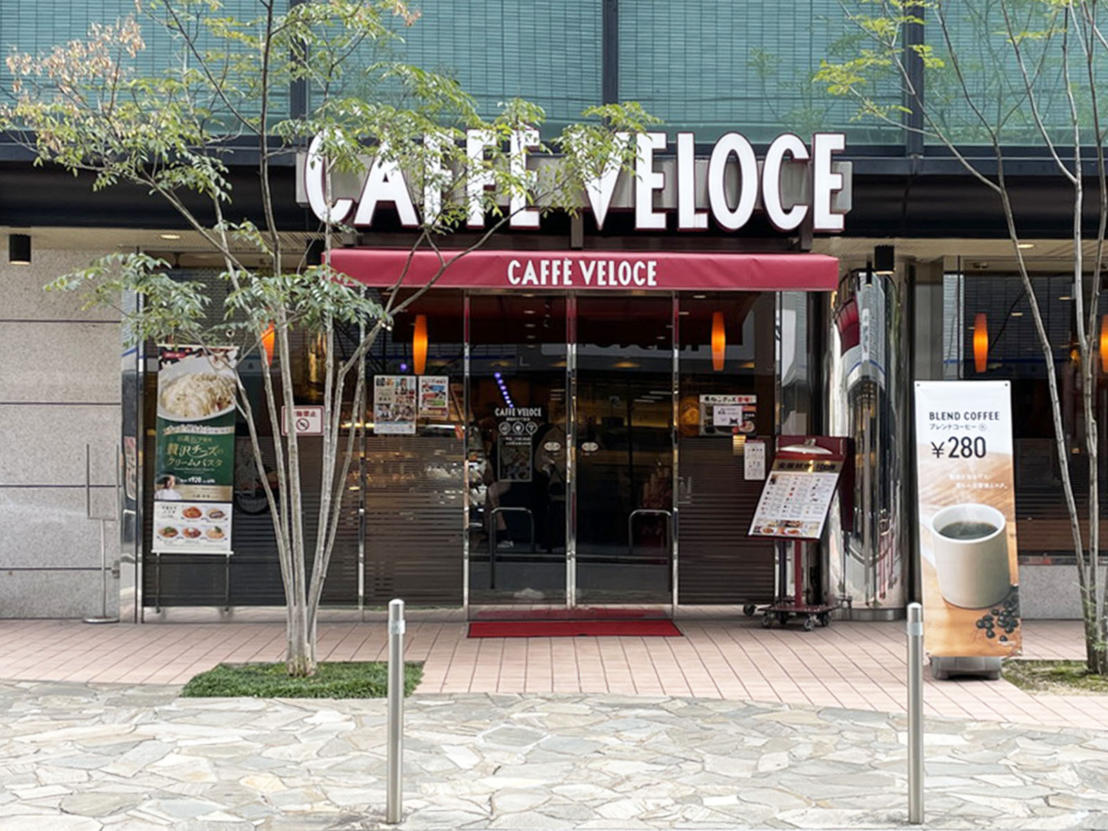 並びにあるカフェ・ベローチェ備後町三丁目店