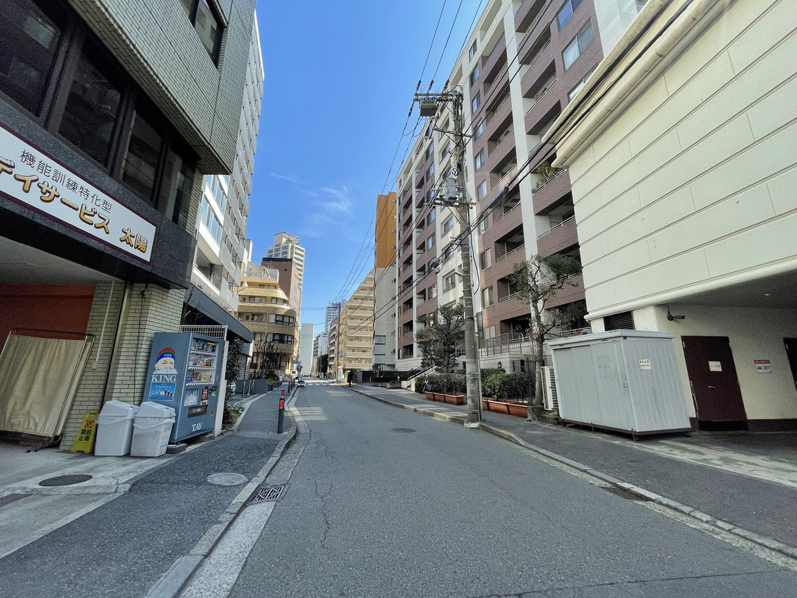 ヴァルス山下町ビル前面の通り