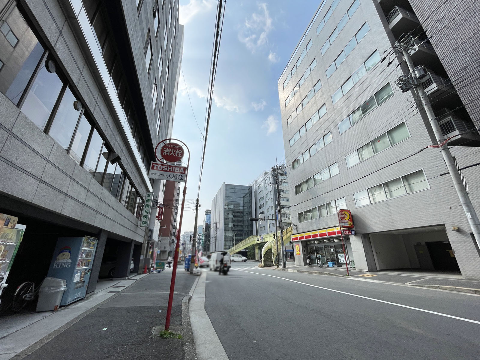日研ビル前面の通り