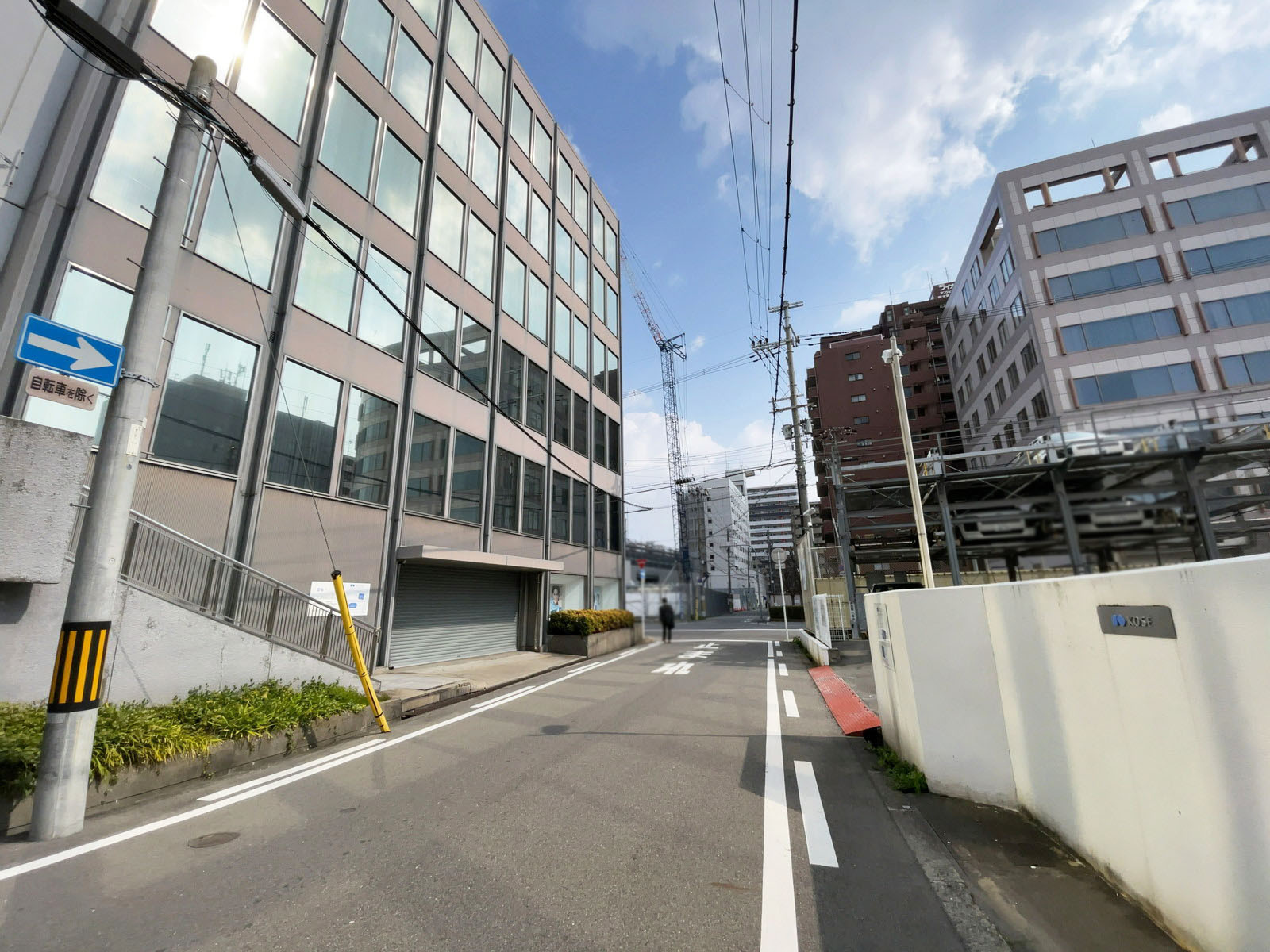 甲東ビル前面の通り