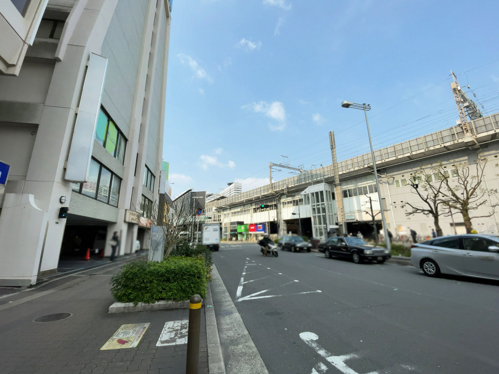 新大阪駅前東口ステーションビル前面の通り