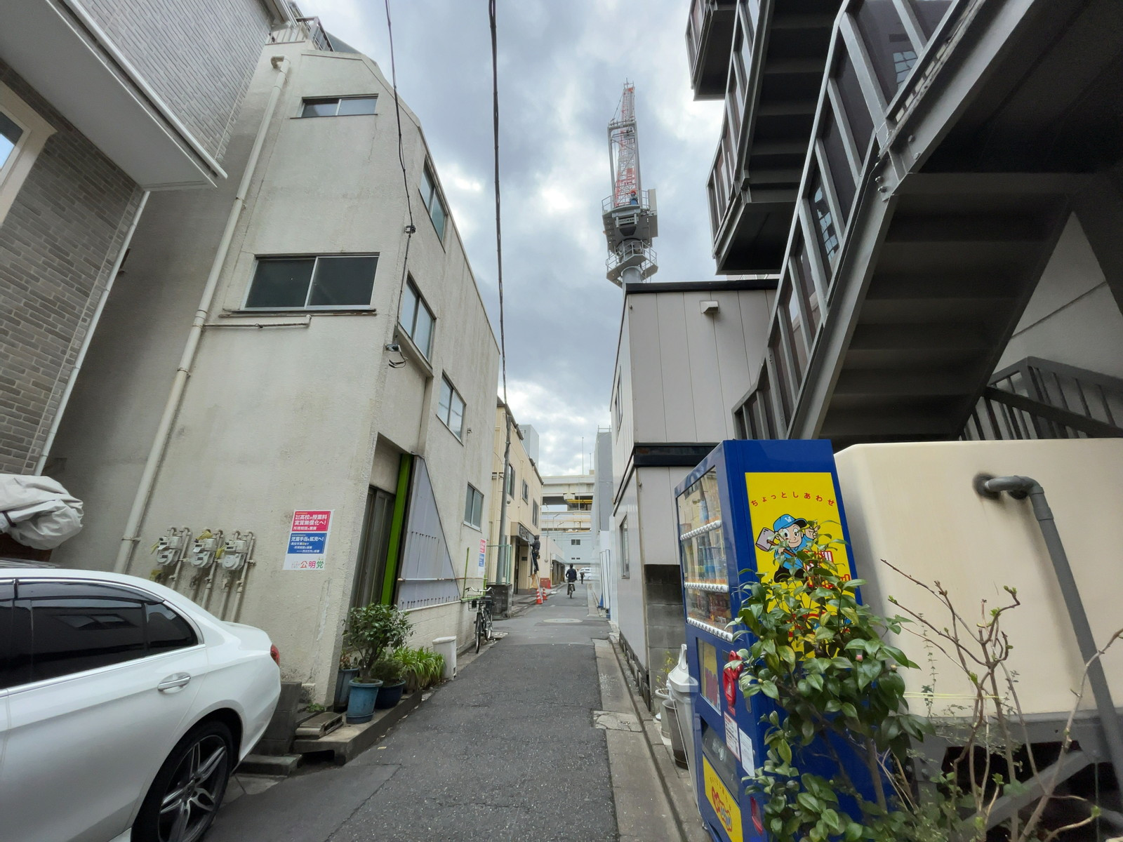 間部ビル前面の通り