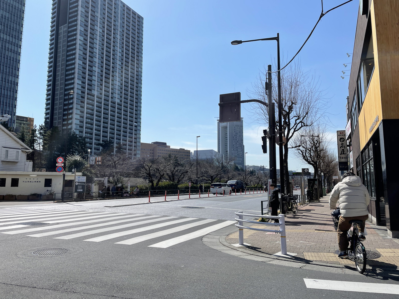揚場ビル前面の外堀通り