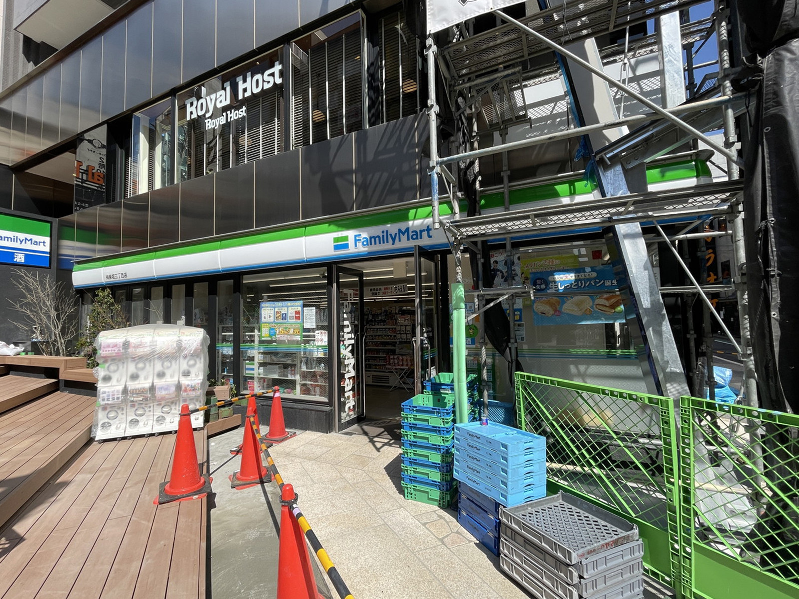 向かいのファミリーマート 神楽坂三丁目店