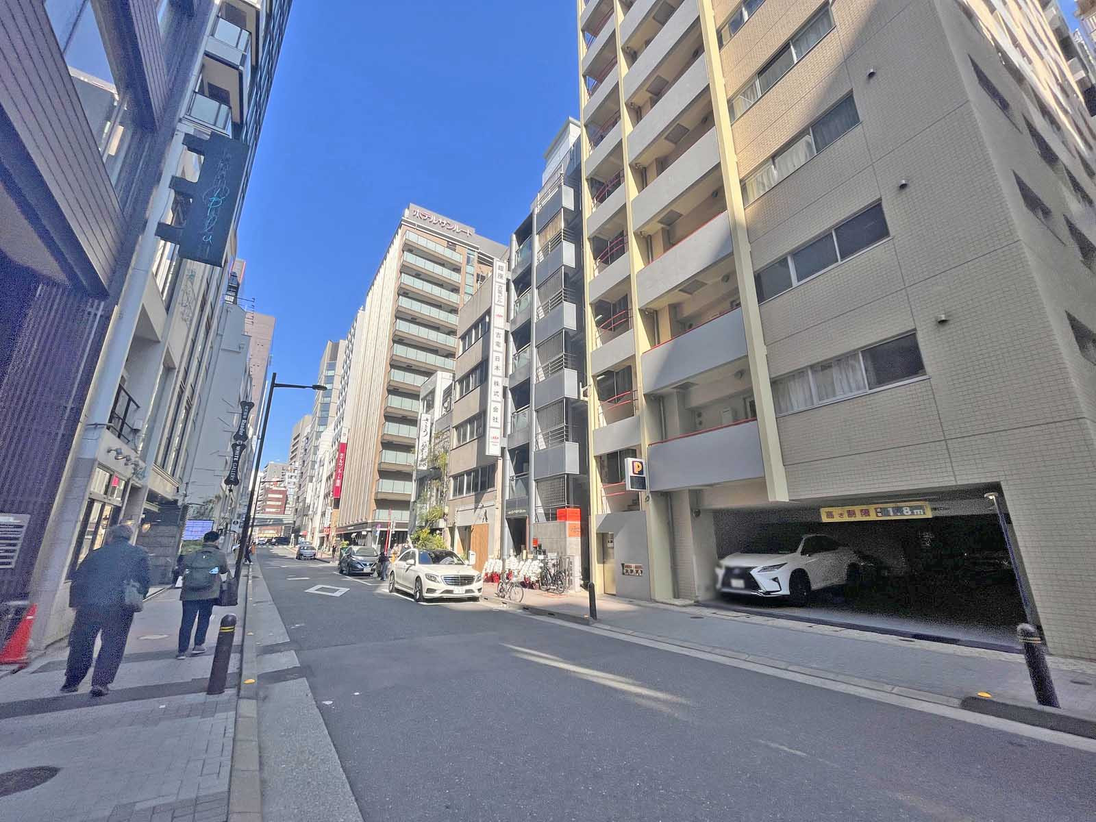 銀松ビル前面通り
