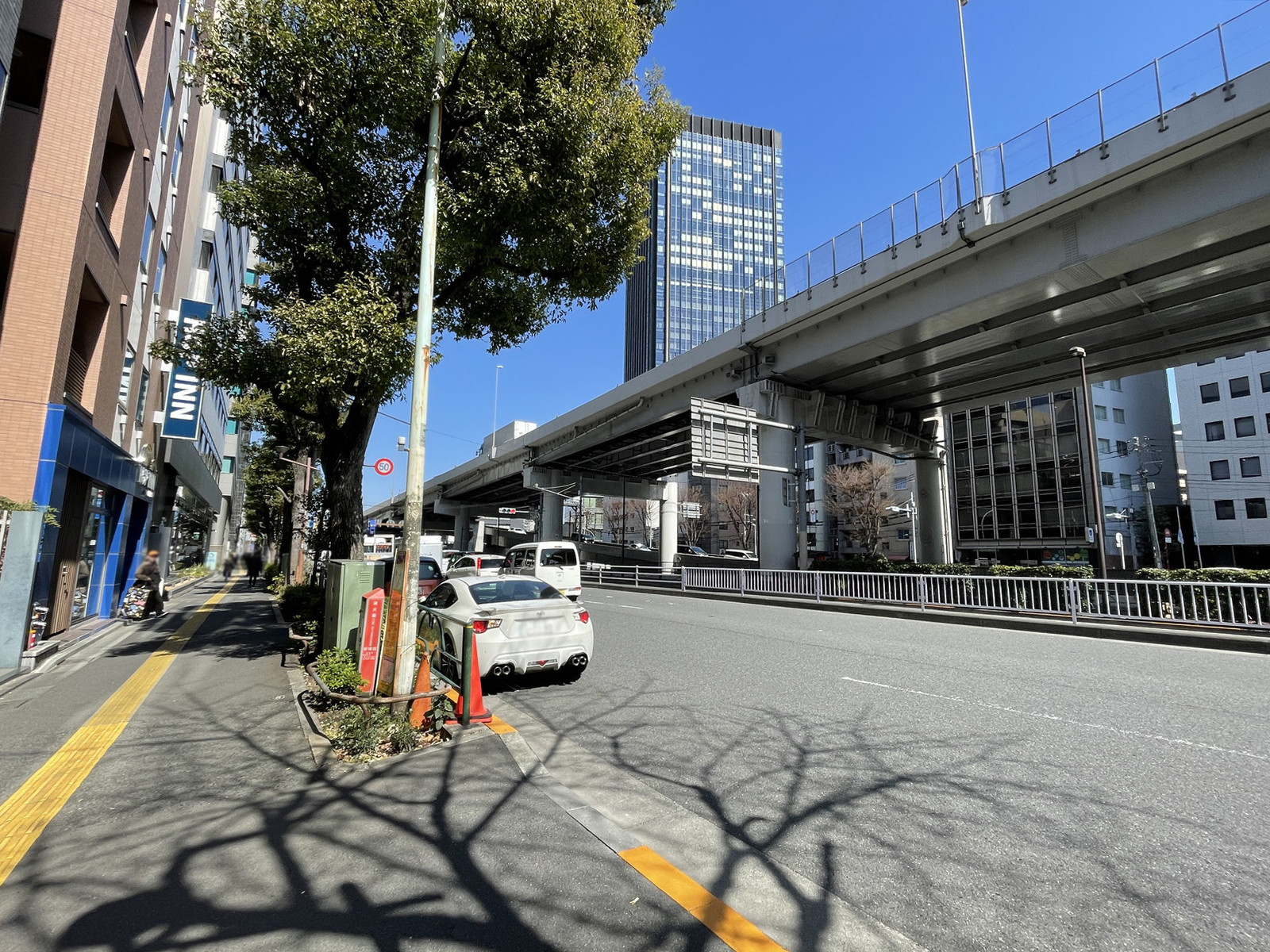 KDX飯田橋ビル前面の目白通り