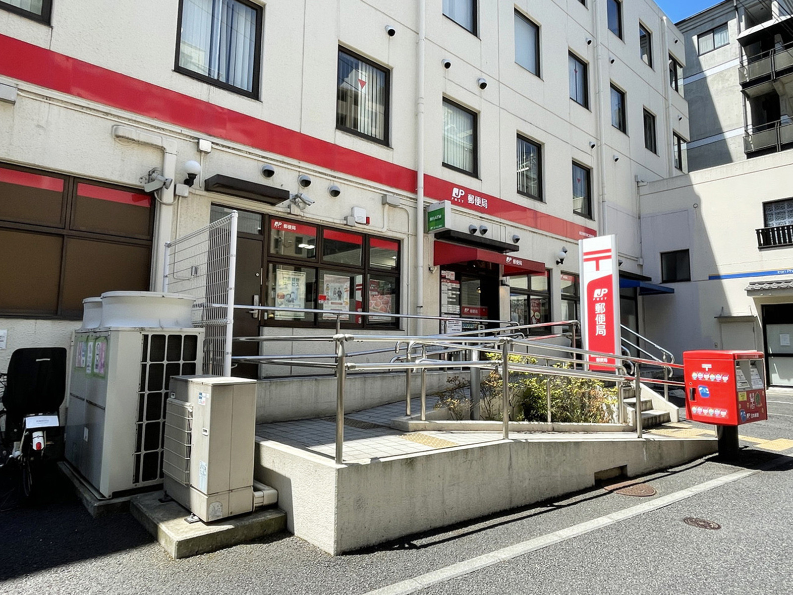 徒歩4分の飯田橋駅東口郵便局